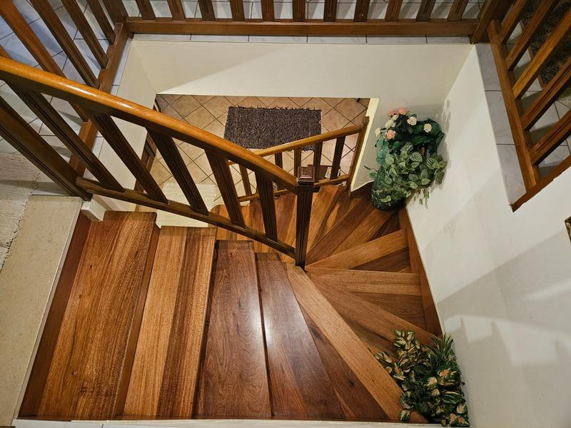 Maison - 287 m² - 10 pièces