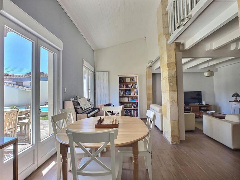 Maison - 240 m² - 10 pièces