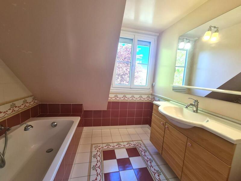 Maison - 879 m² - 5 pièces