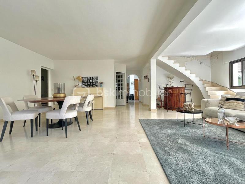 Demeure - 324 m² - 8 pièces