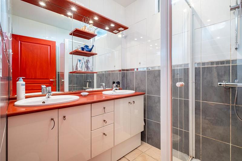 Maison - 180 m² - 9 pièces