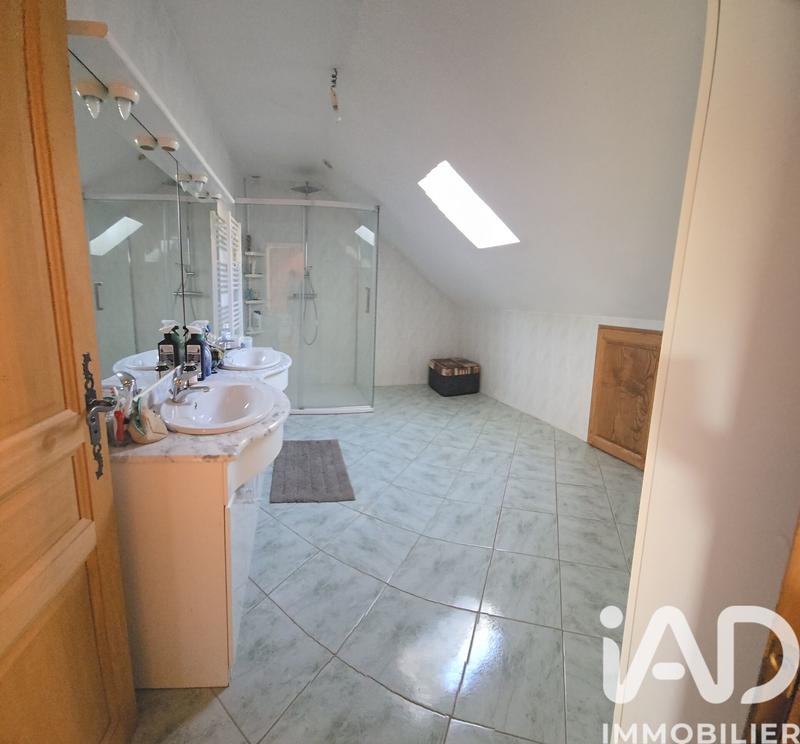 Maison - 216 m² - 8 pièces