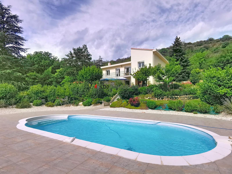 Maison traditionnelle - 248 m² - 7 pièces