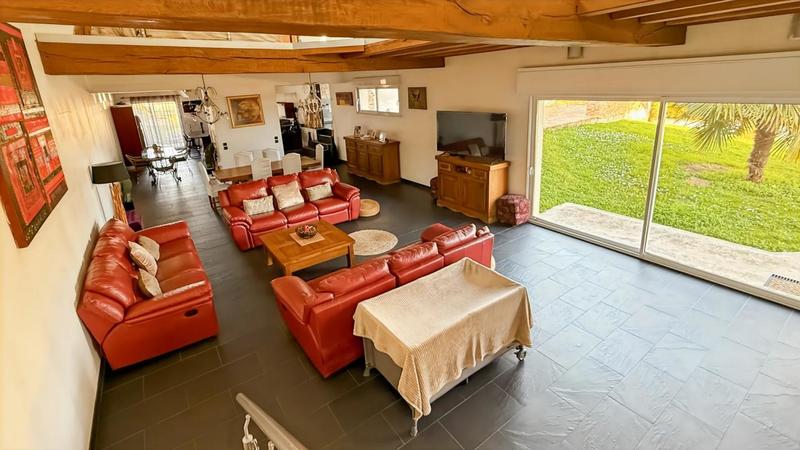 Maison - 370 m² - 8 pièces