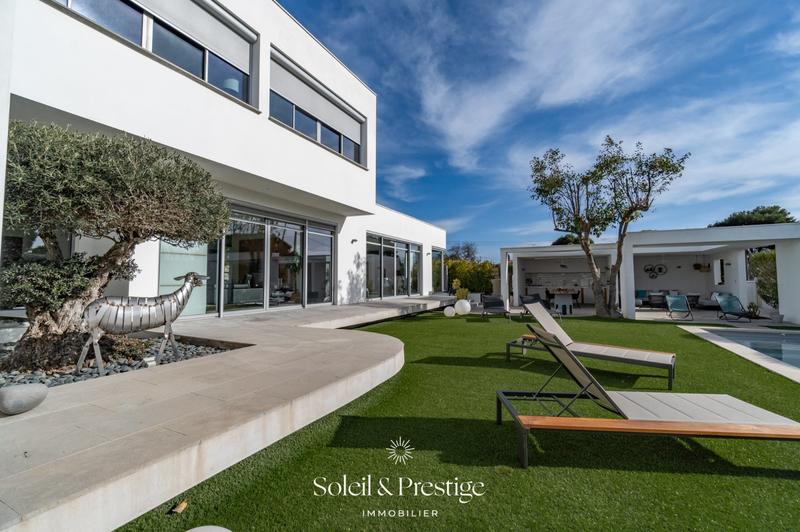 Maison - 313 m² - 8 pièces