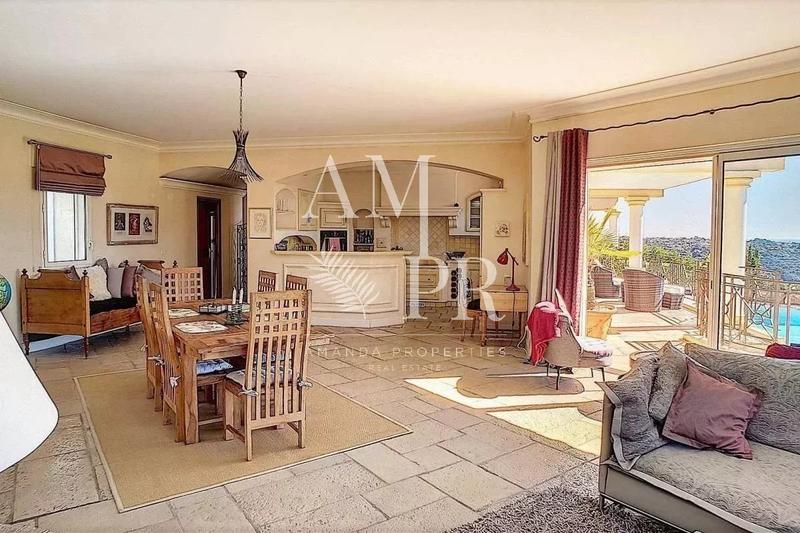 Maison - 250 m² - 6 pièces