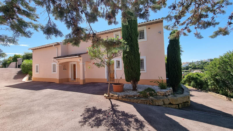 Maison traditionnelle - 230 m² - 5 pièces