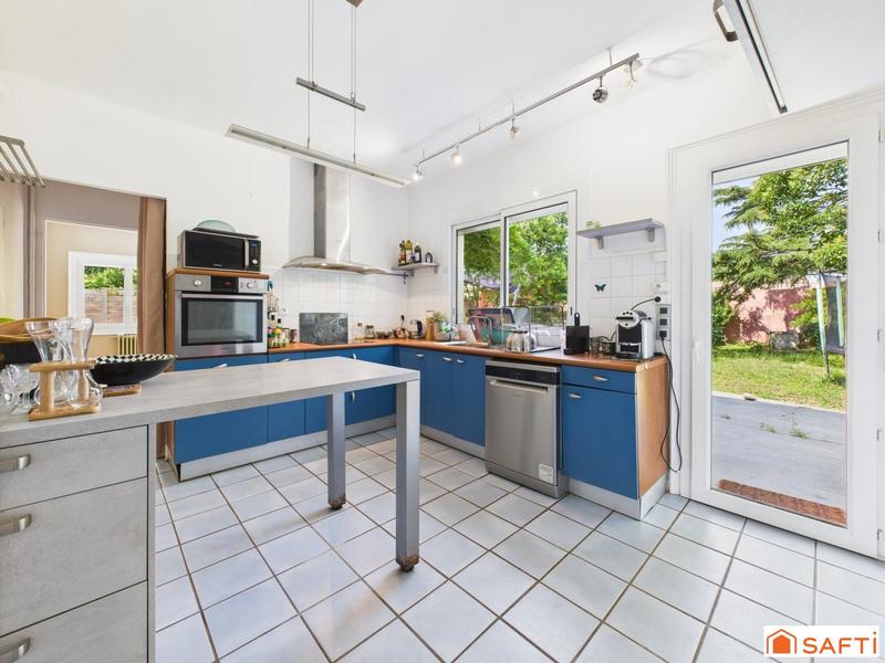 Maison - 220 m² - 8 pièces