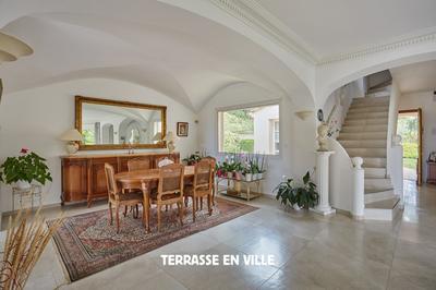 Maison - 240 m² - 9 pièces
