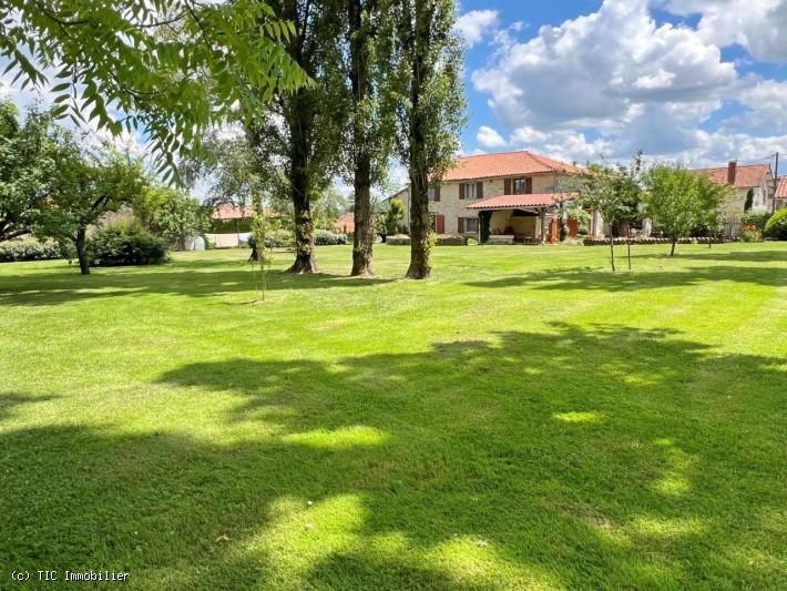 Maison - 270 m² - 11 pièces