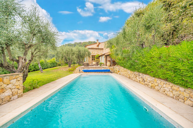 Maison - 240 m² - 7 pièces