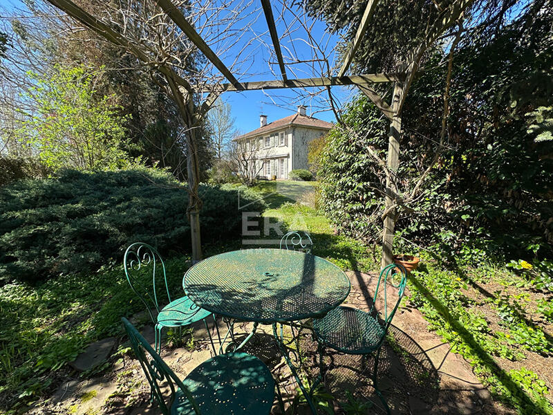 Demeure - 215 m² - 7 pièces