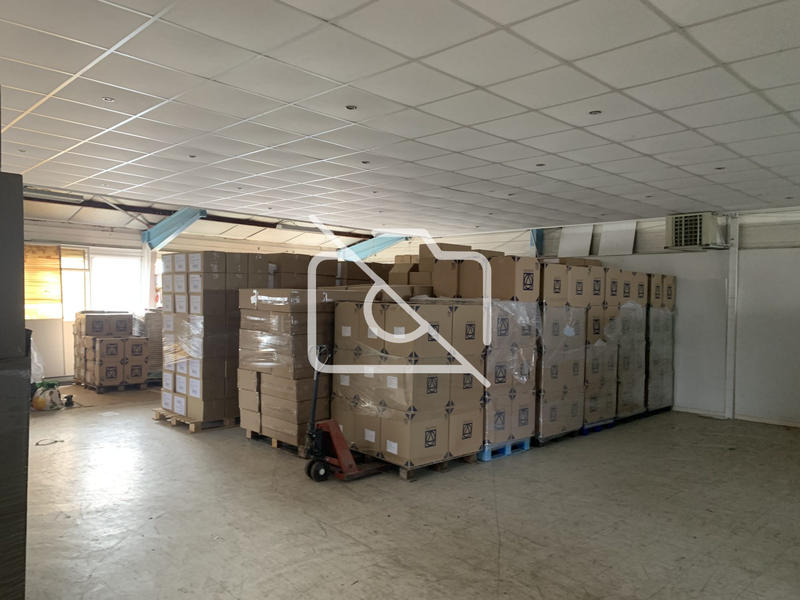 Entrepôt - 1 220 m²