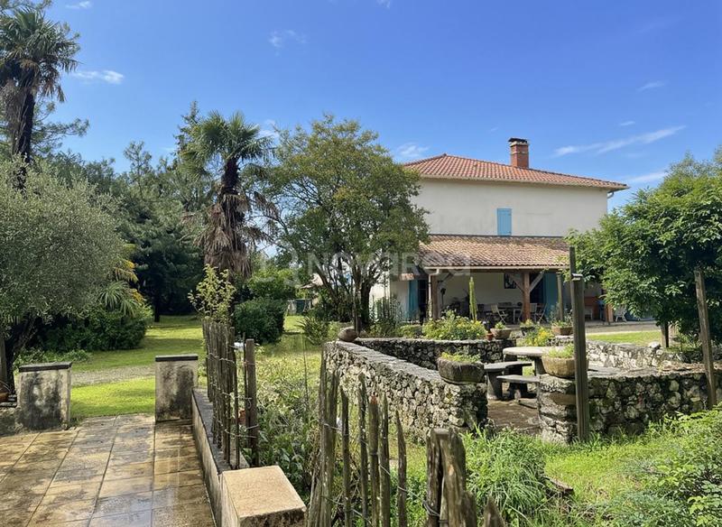 Maison - 240 m² - 11 pièces