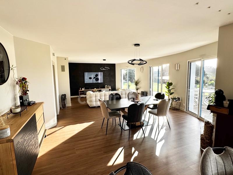 Maison - 170 m² - 9 pièces