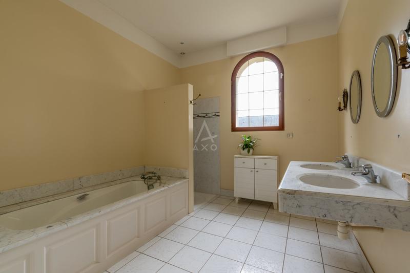 Maison - 244 m² - 5 pièces