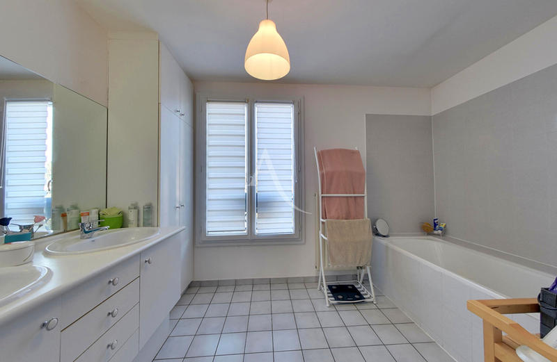 Maison - 215 m² - 8 pièces