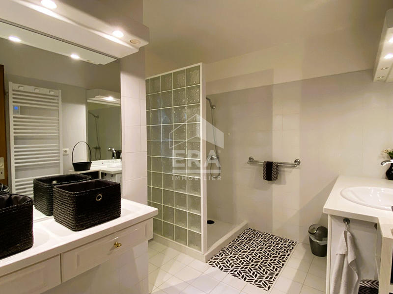 Maison - 234 m² - 7 pièces