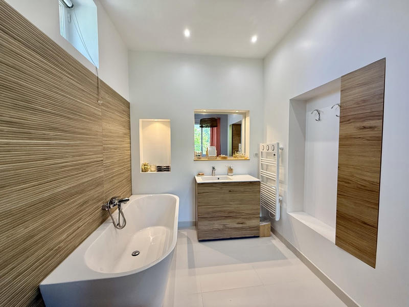 Maison - 245 m² - 8 pièces