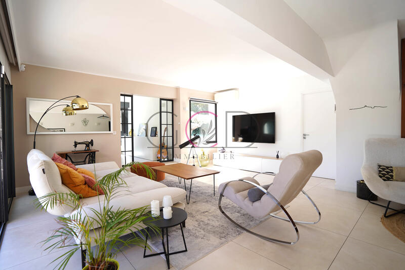 Maison - 200 m² - 8 pièces