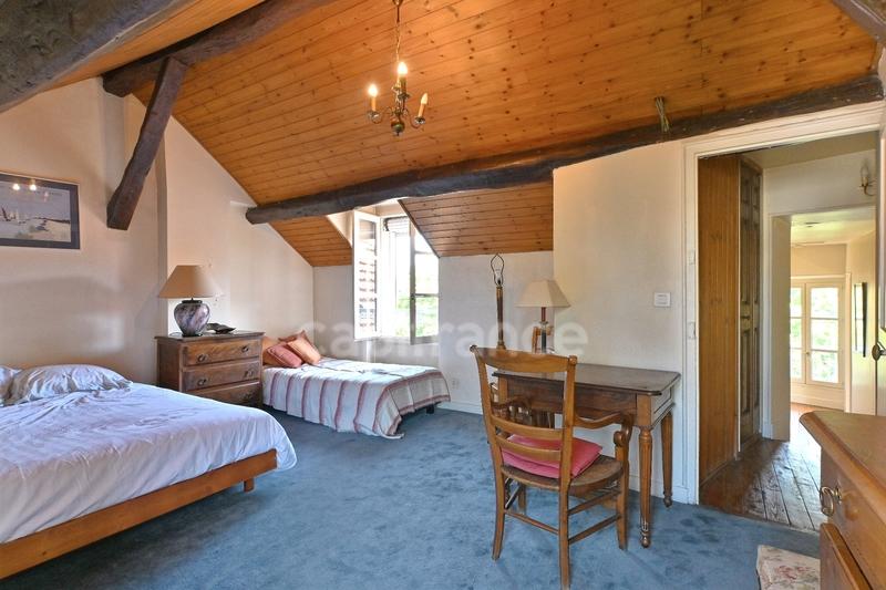 Maison - 230 m² - 9 pièces