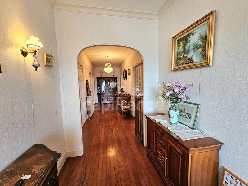 Maison - 241 m² - 9 pièces