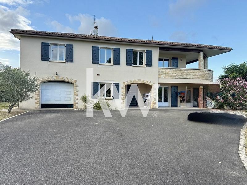 Maison - 220 m² - 8 pièces