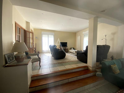 Maison - 214 m² - 8 pièces