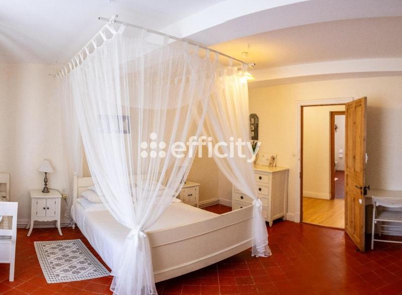 Maison - 277 m² - 12 pièces