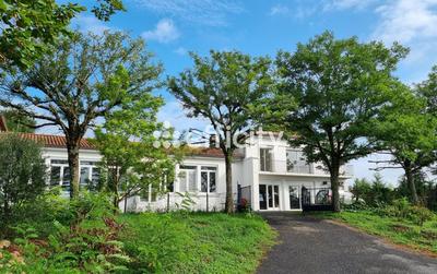 Maison - 205 m² - 8 pièces