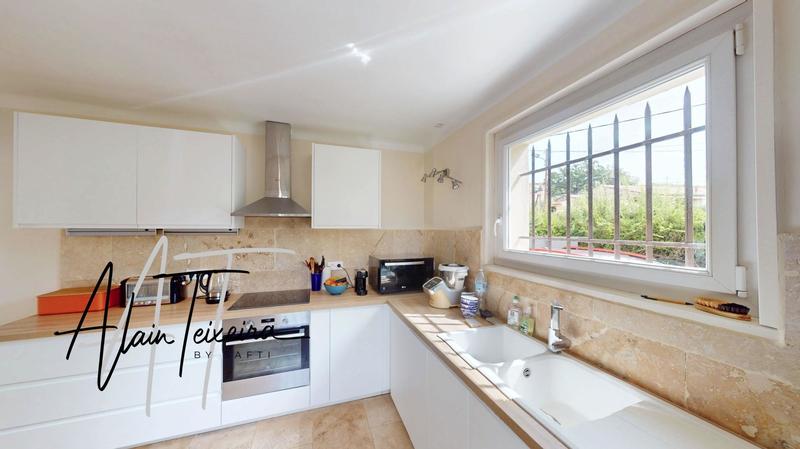 Maison - 220 m² - 8 pièces