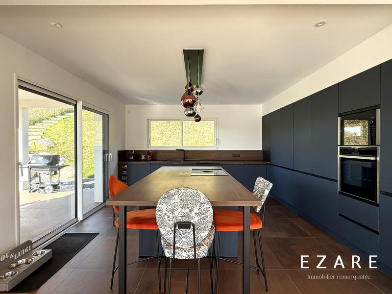 Maison - 302 m² - 7 pièces