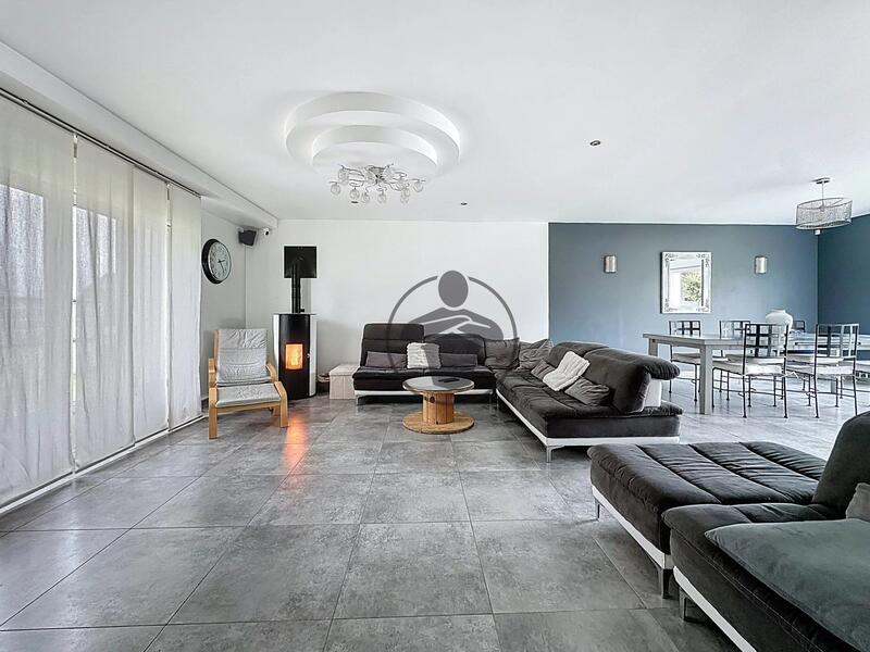 Maison - 182 m² - 9 pièces