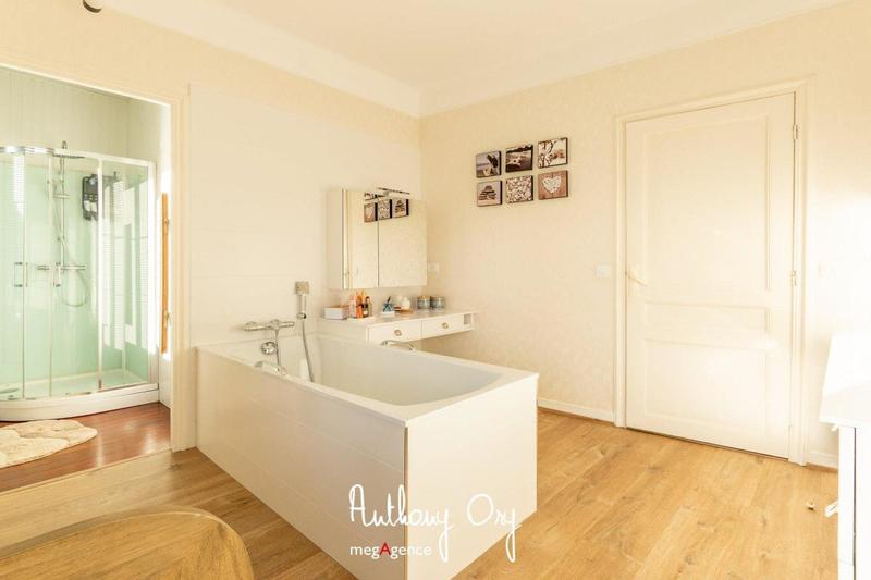 Maison de ville - 247 m² - 10 pièces