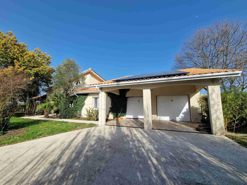 Maison - 246 m² - 7 pièces