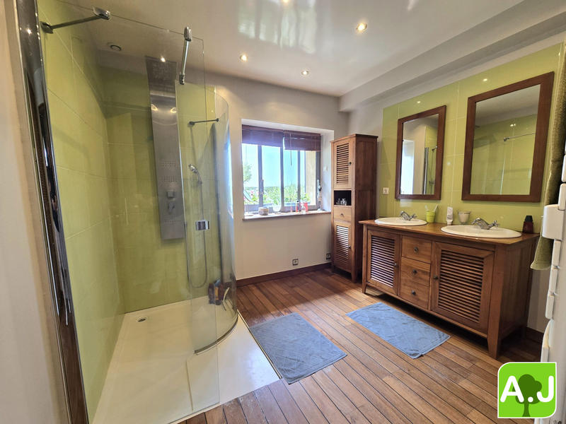 Maison - 180 m² - 8 pièces