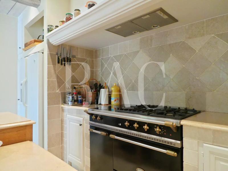 Propriété - 900 m² - 18 pièces