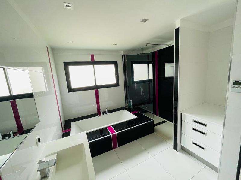 Villa - 243 m² - 9 pièces