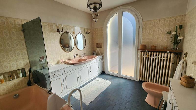 Maison - 230 m² - 8 pièces