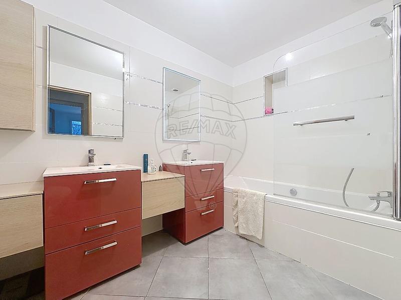 Maison - 220 m² - 8 pièces