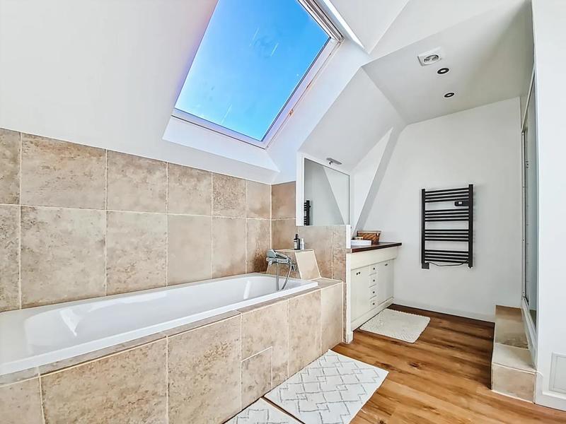 Maison - 220 m² - 7 pièces