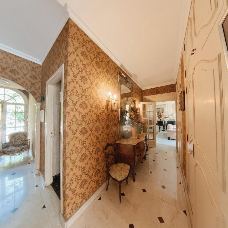 Maison - 325 m² - 11 pièces