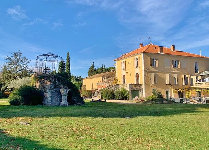 Propriété - 1 000 m² - 33 pièces