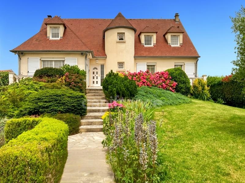 Maison - 273 m² - 9 pièces