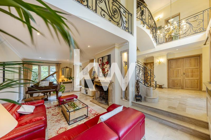 Maison - 218 m² - 7 pièces