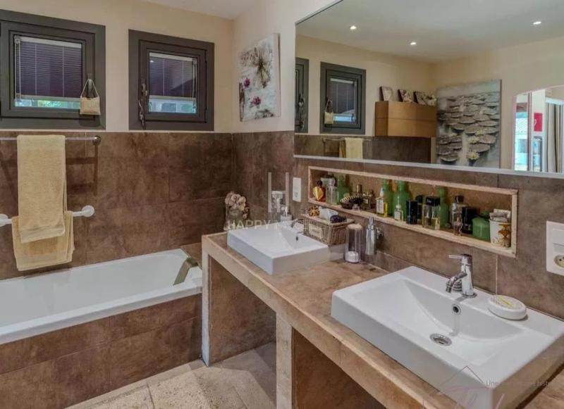 Propriété - 302 m² - 9 pièces