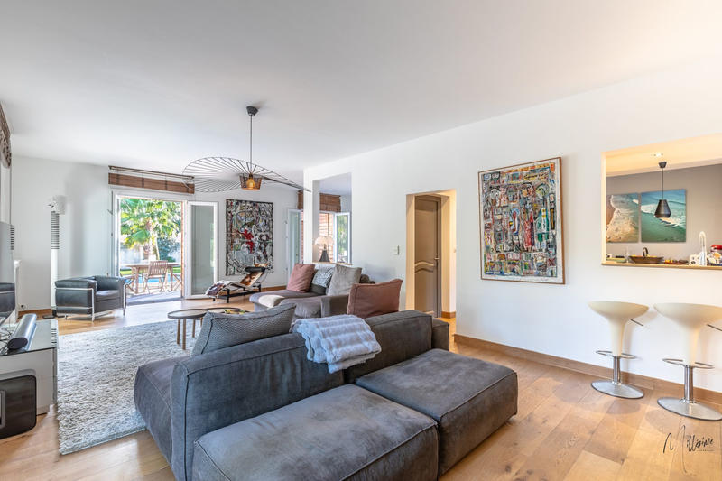 Maison - 270 m² - 11 pièces