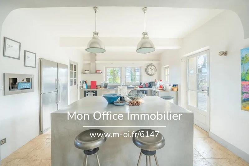 Propriété - 290 m² - 9 pièces