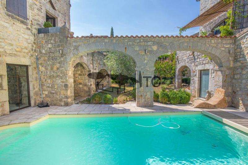 Maison - 425 m² - 10 pièces