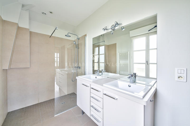 Maison - 318 m² - 10 pièces